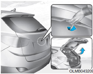 Hyundai Tucson: Tailgate. 1. Make sure the shift lever is in P (Park, for automatic transaxle) or neutral