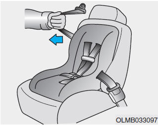 Hyundai Tucson: <b>Installing a Child Restraint System (CRS)</b>. 3. Pull the shoulder portion of the seat belt all the way out. When the shoulder