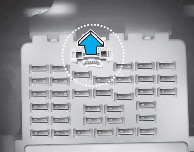 Hyundai Tucson: Fuses. Your vehicle is equipped with a memory fuse (SHUNT connector) to prevent battery